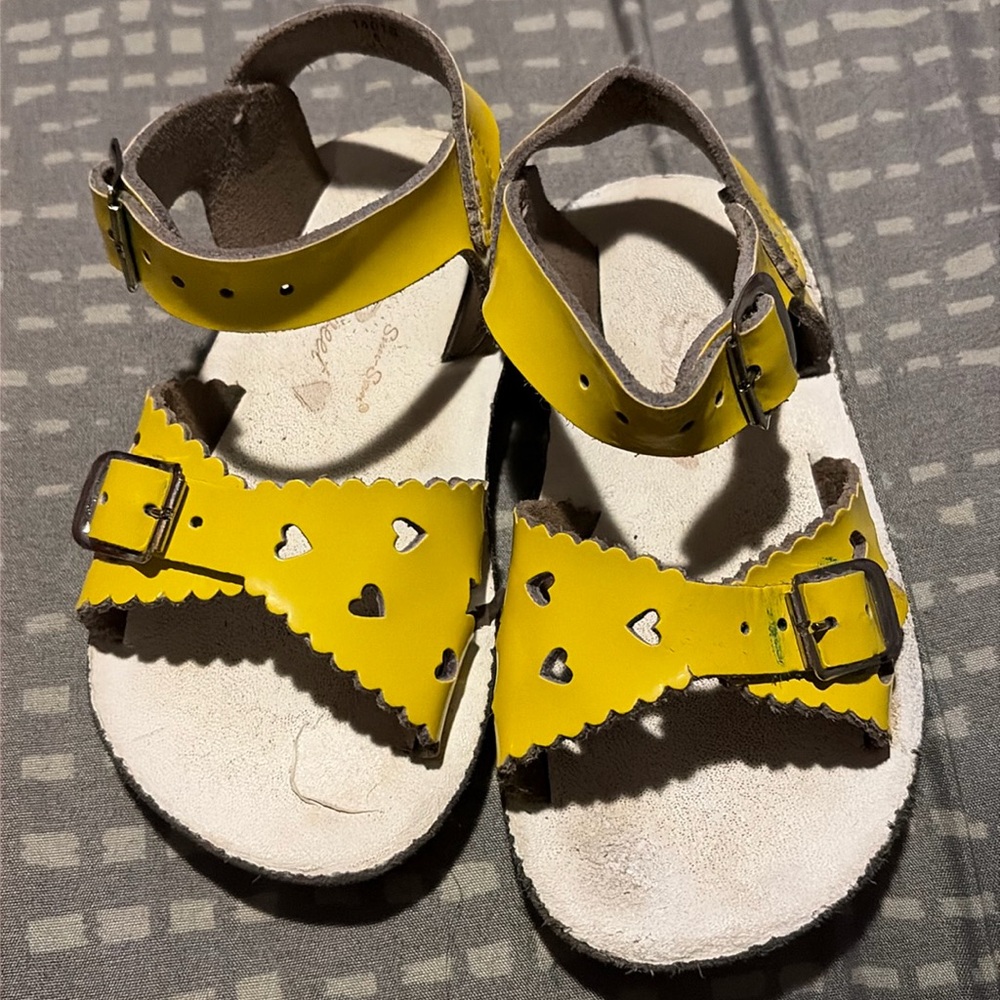 Toddler Size 6 SunSans